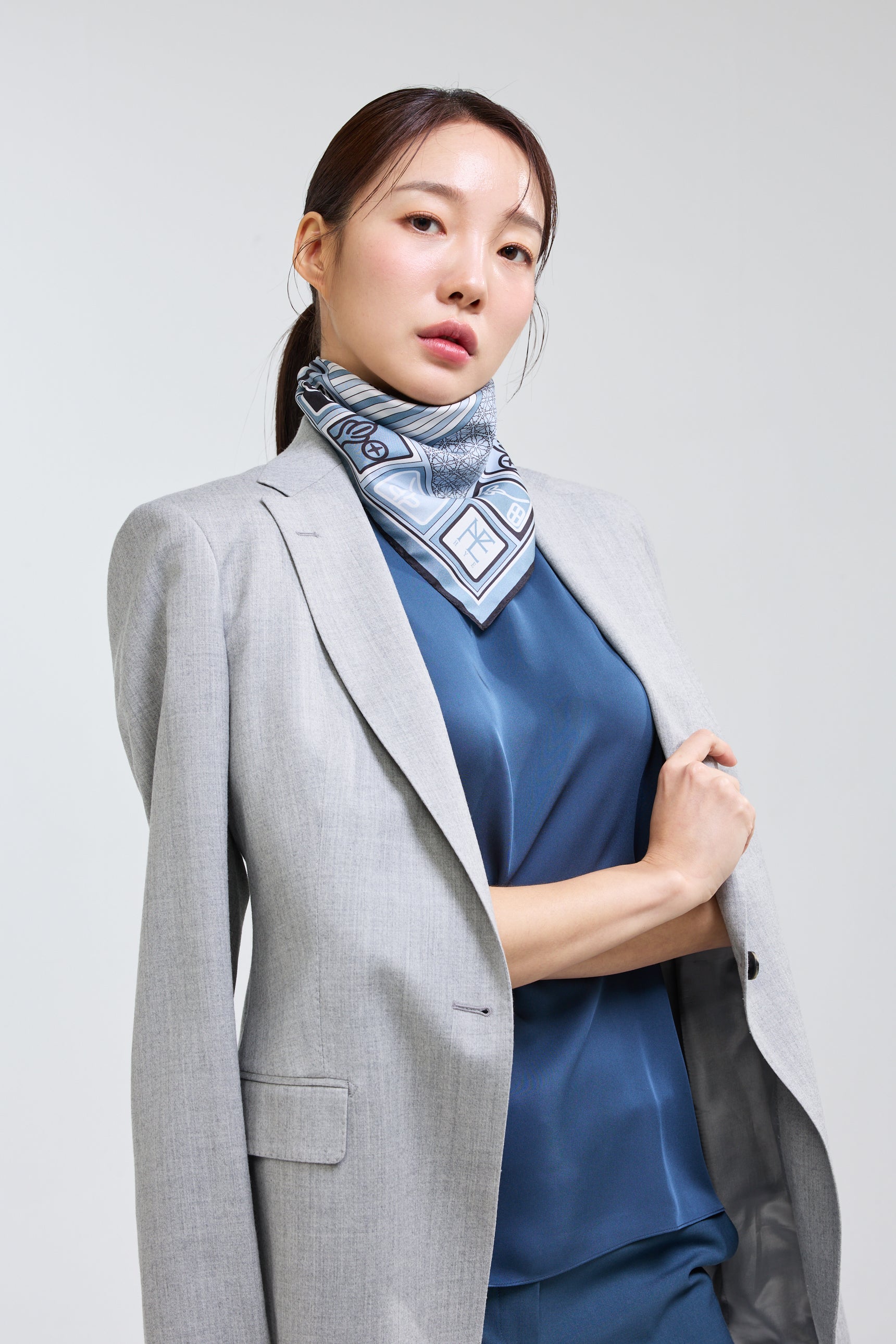 심전 낙관과 창살 50 스카프 그레이