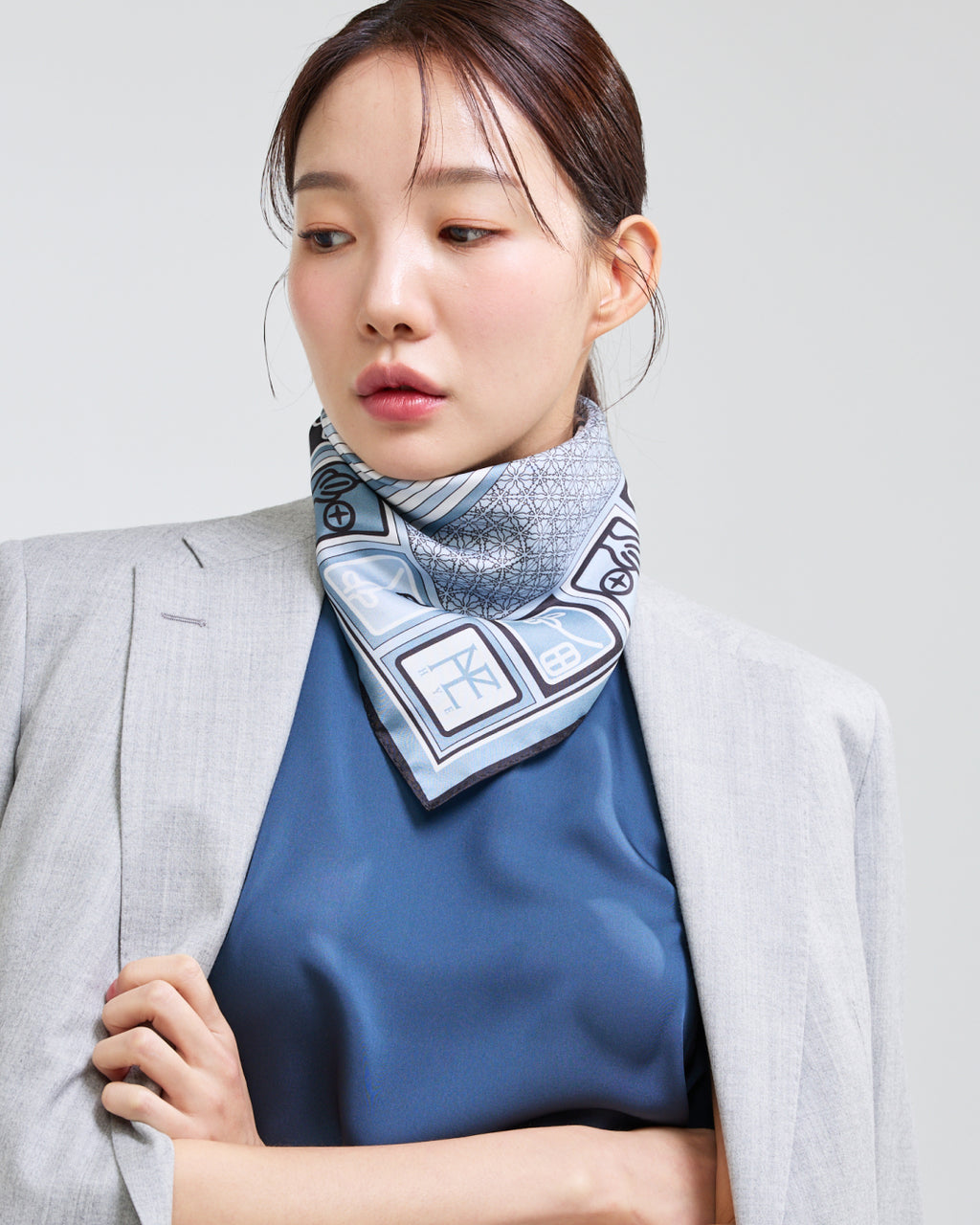 심전 낙관과 창살 50 스카프 그레이
